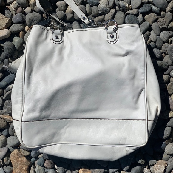 Whithe leather Coach Handbag - Picture 2 of 11